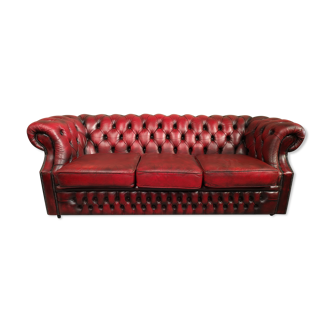Three-seater curved red leather chesterfield sofa