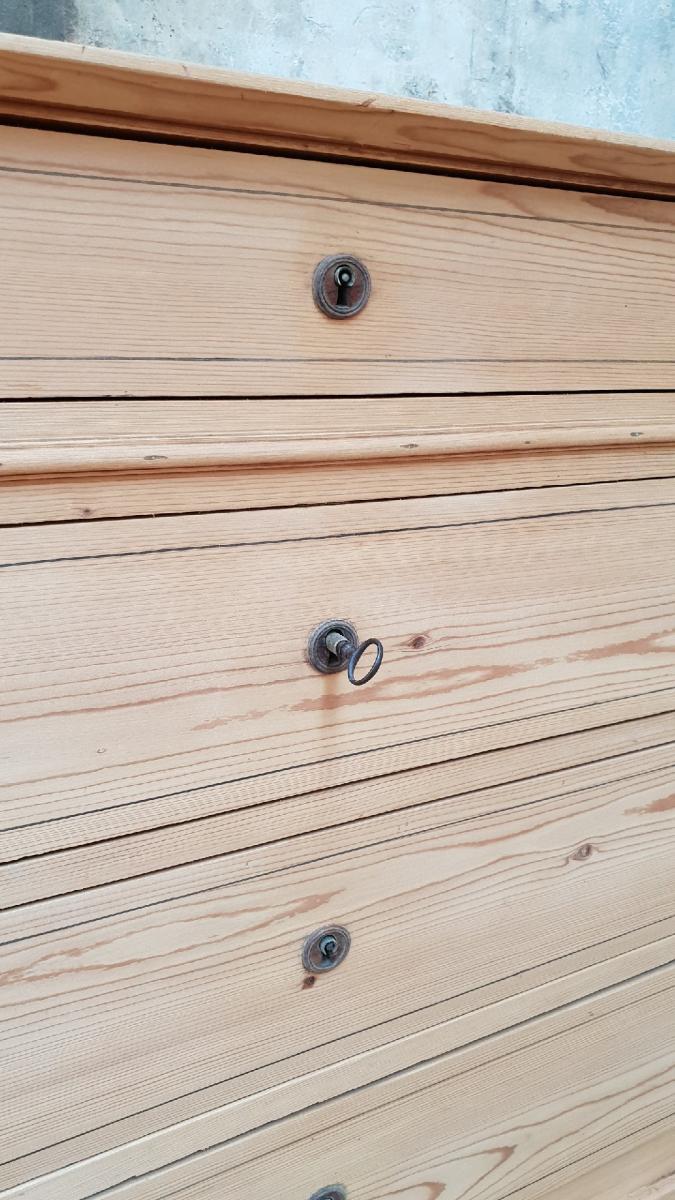 Antique pine chest of drawers