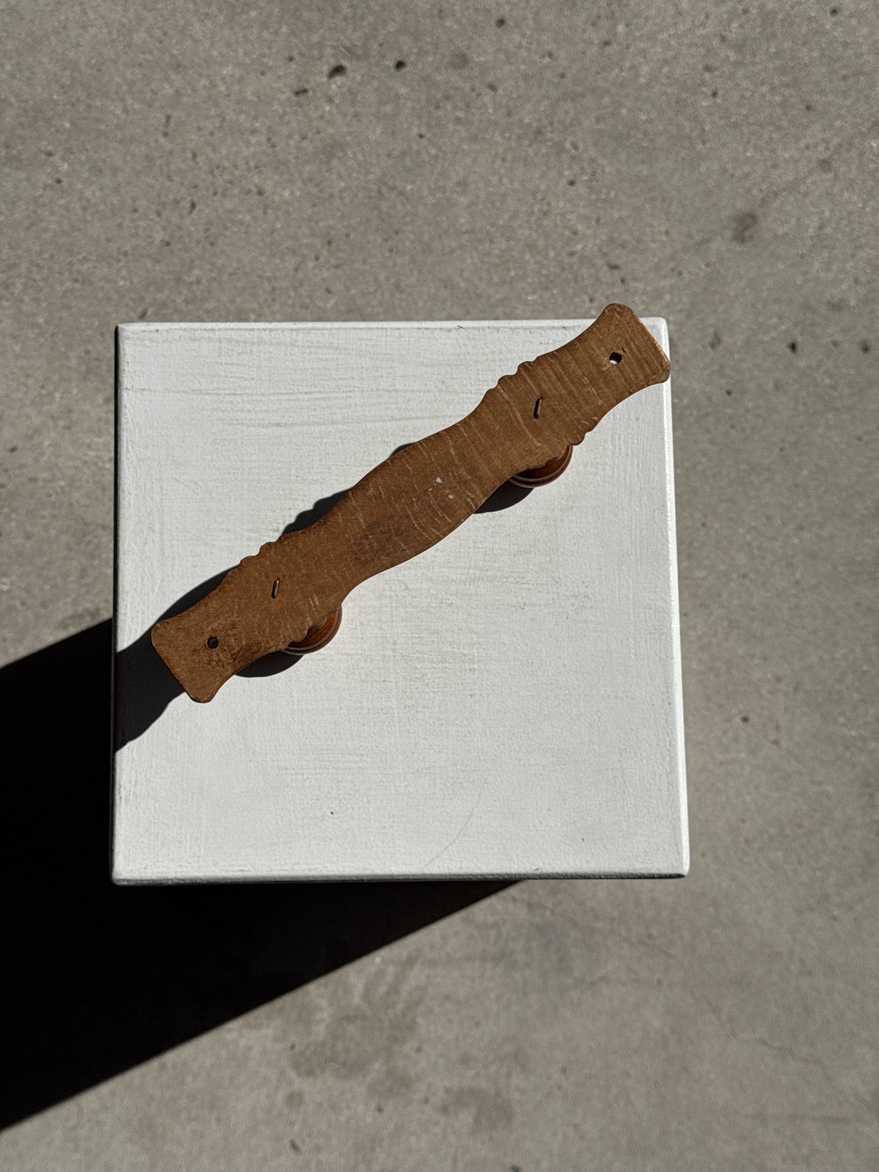 Small coat hook with two round flat button pegs in pine H8.