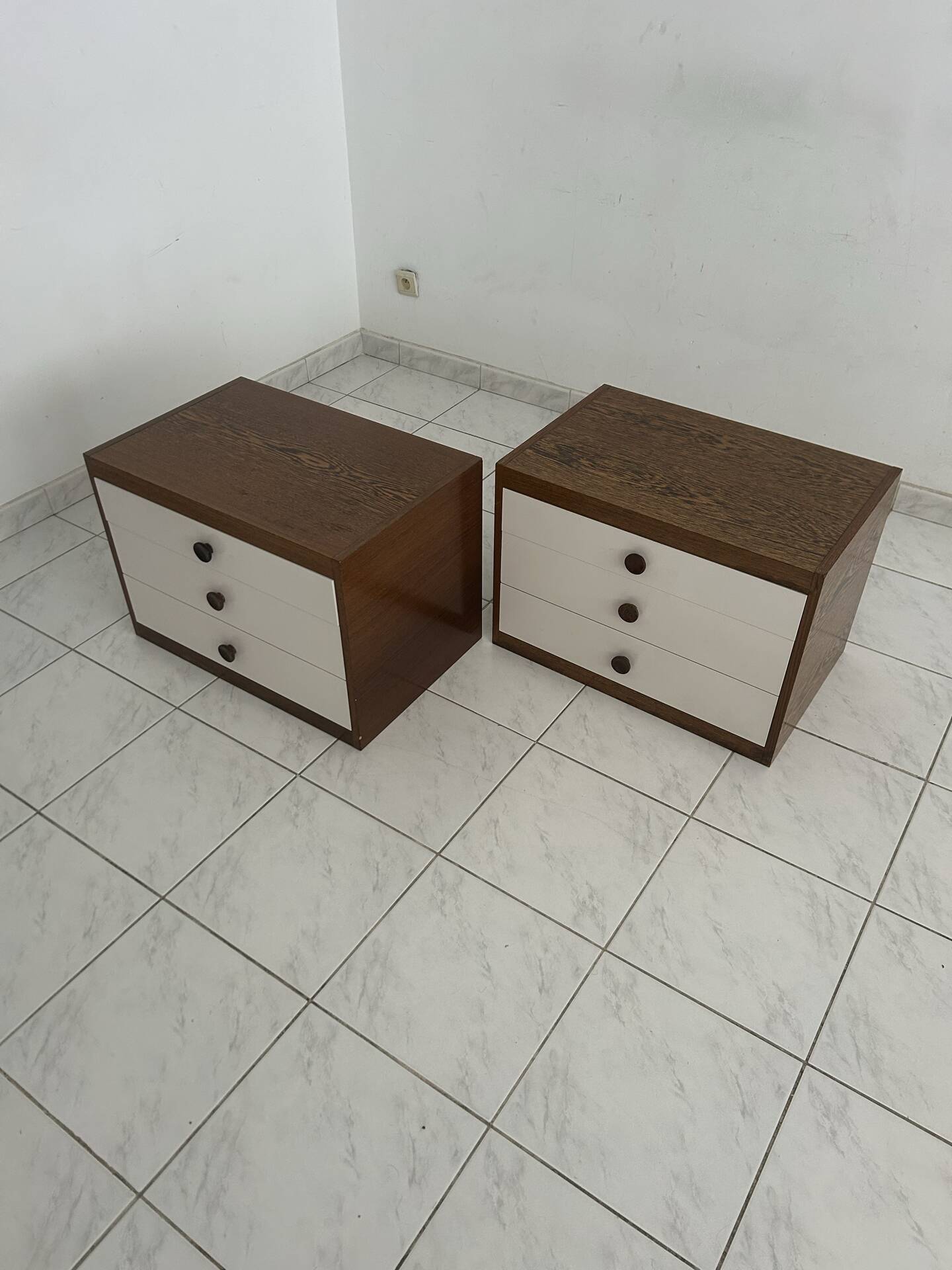 Ensemble de tables de chevet vintage en bois wengé.