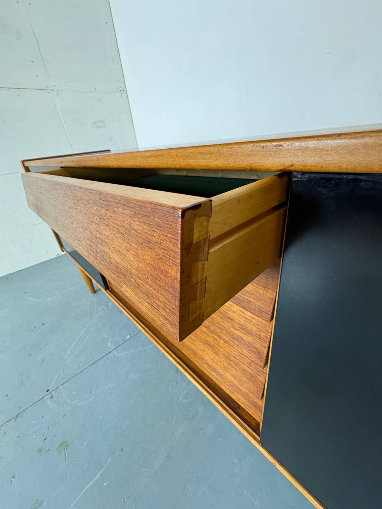 Buffet scandinave en teck à portes coulissantes du milieu du siècle par Nils Jonsson