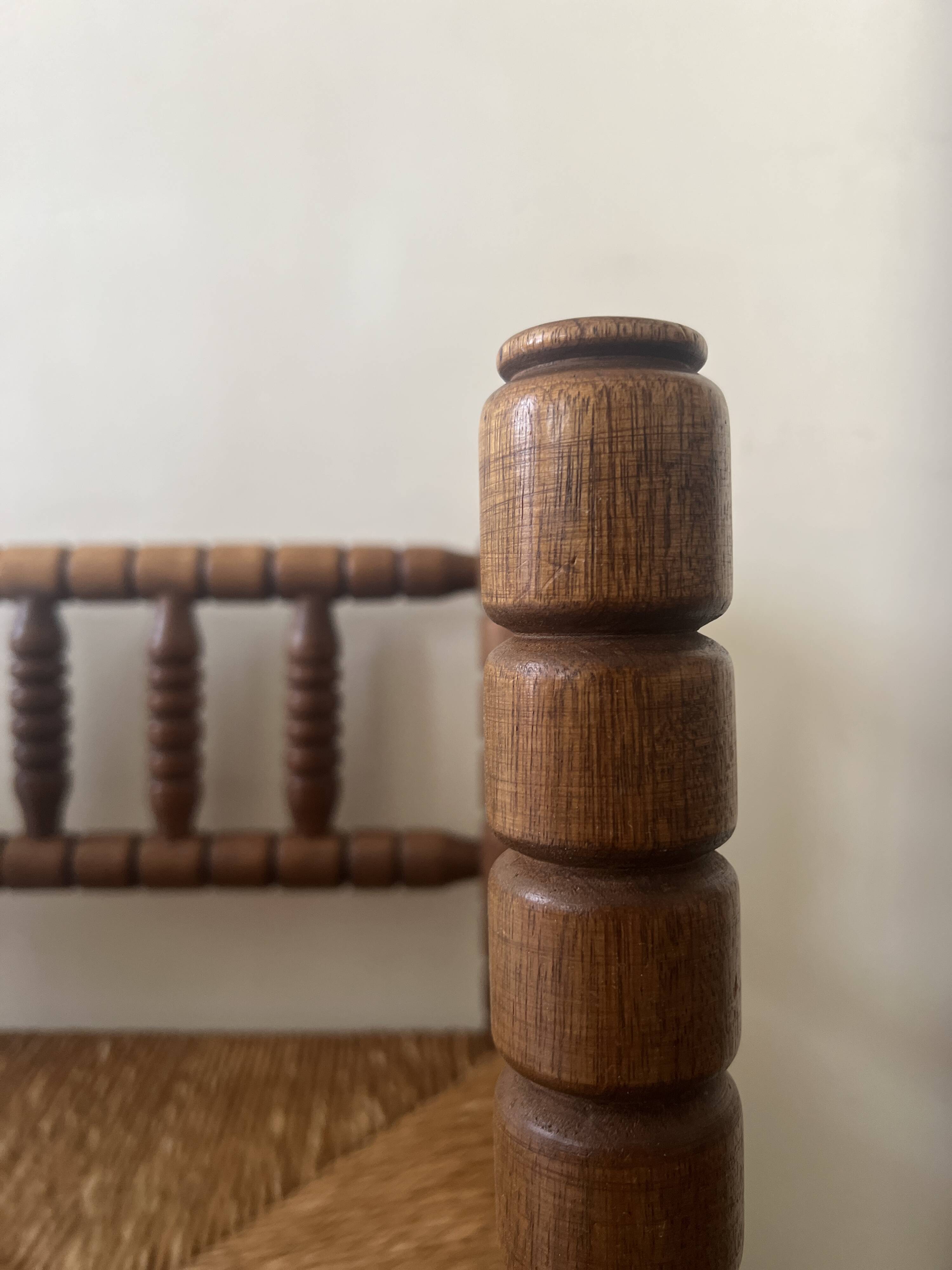 Corner straw chair "fireplace corner" in turned and beaded wood