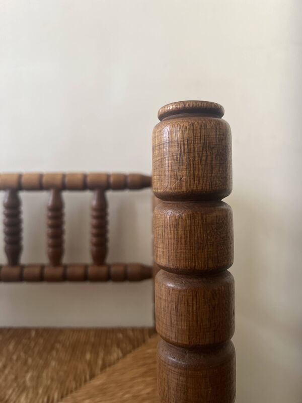 Chaise paillée d'angle ''coin de feu'' en bois tourné et perlé