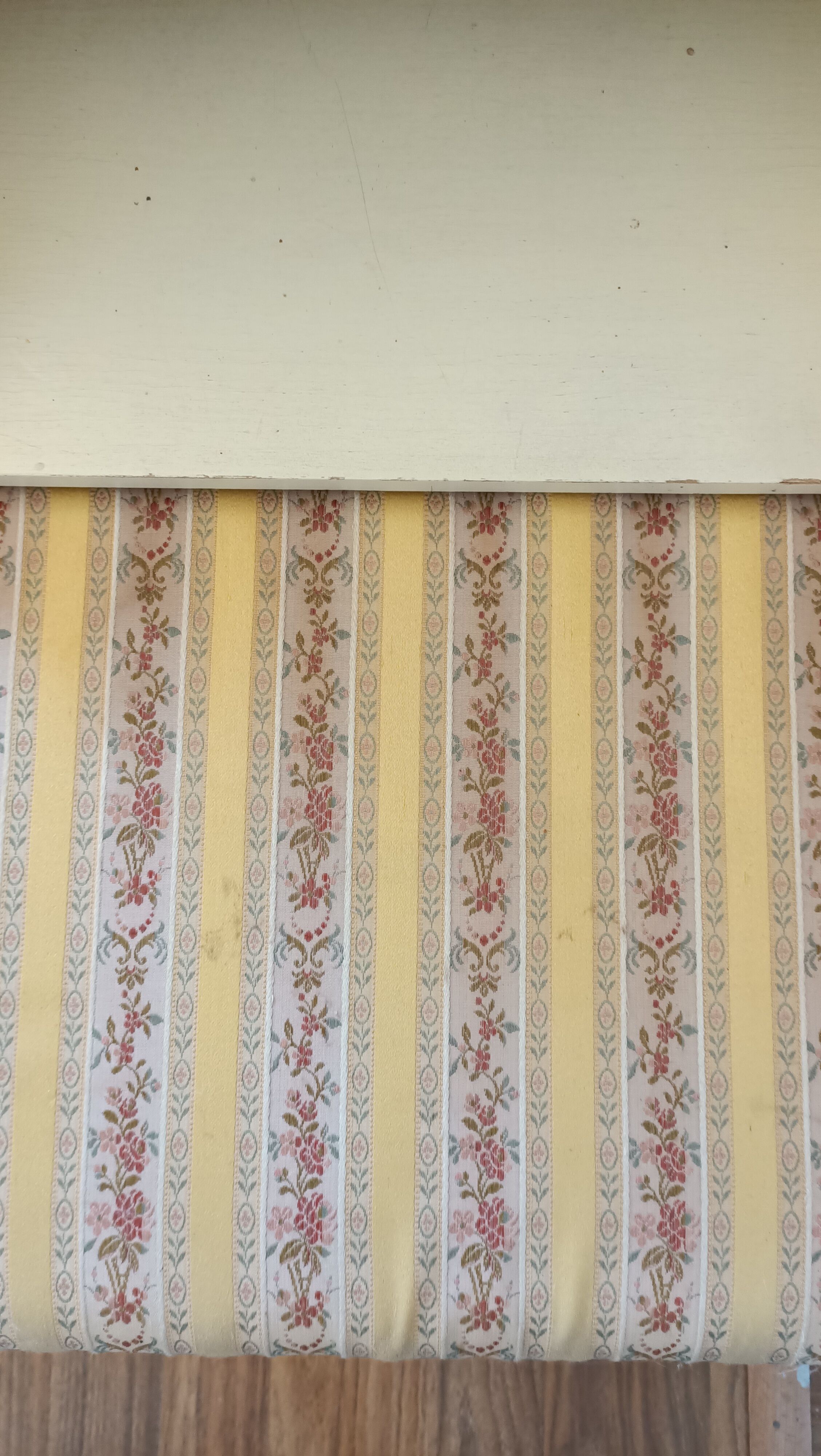 Chippy Phone Seat Table