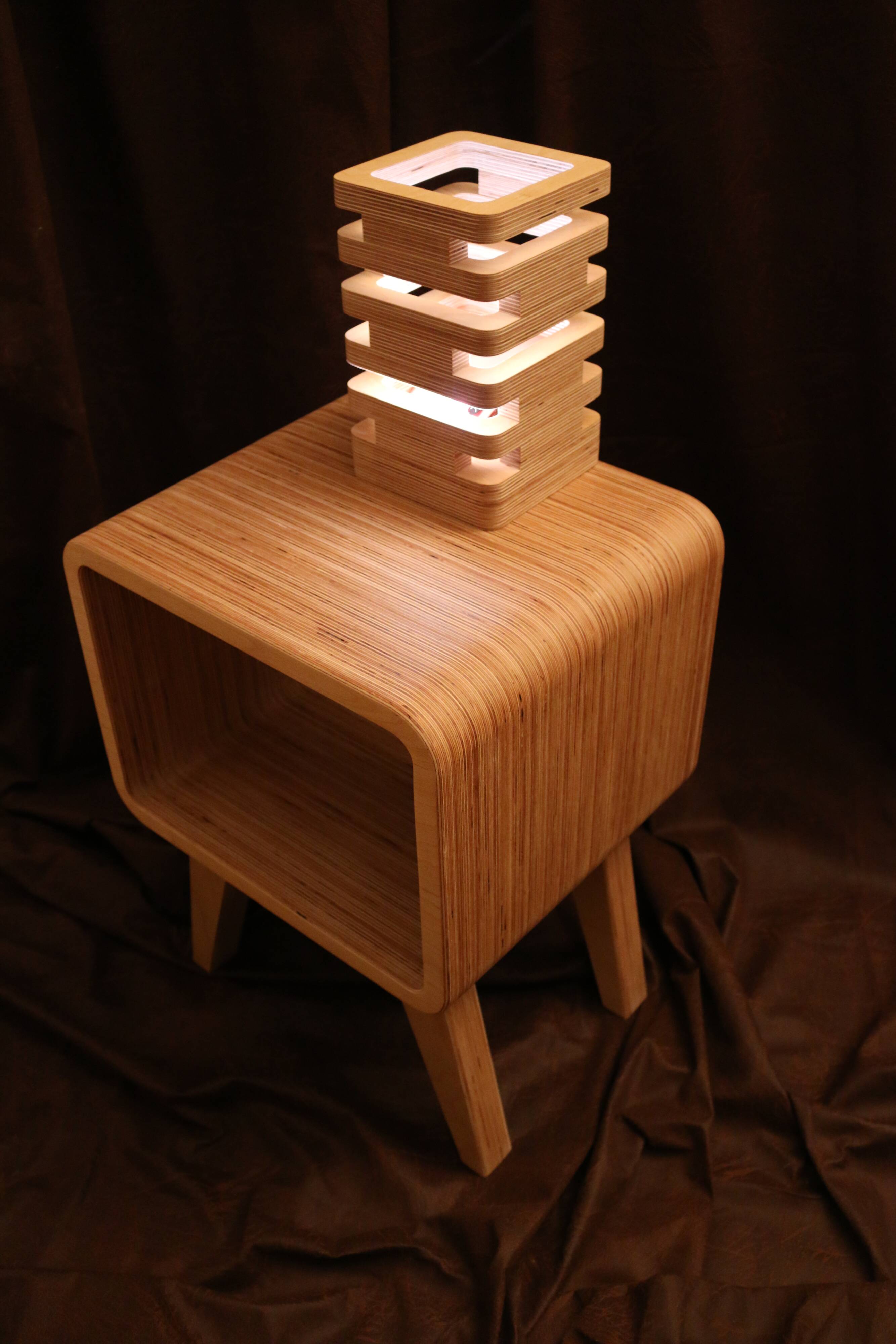 Table de chevet avec lampe