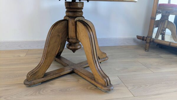 Fauteuil de capitaine vintage en bois & tissu grenat — siège de caractère