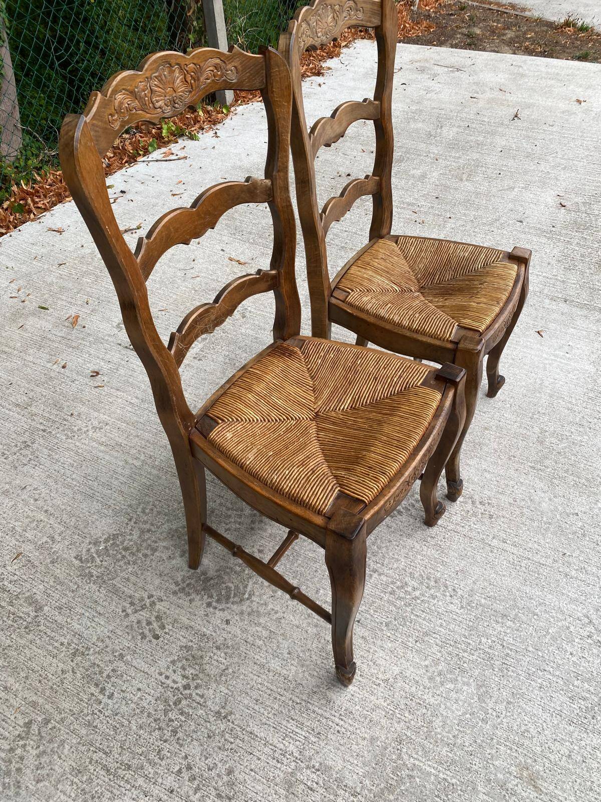 2 chaises provençales en bois sculpté et assise paille