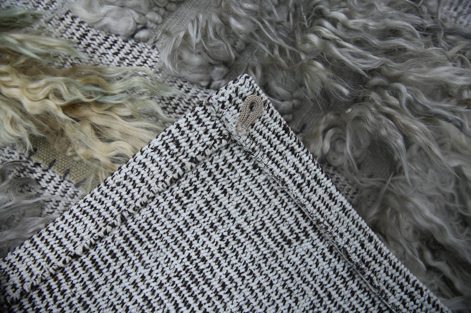 Tapis Mural Vintage Texturé en Laine Naturelle – Tons Gris & Crème, 90x98
