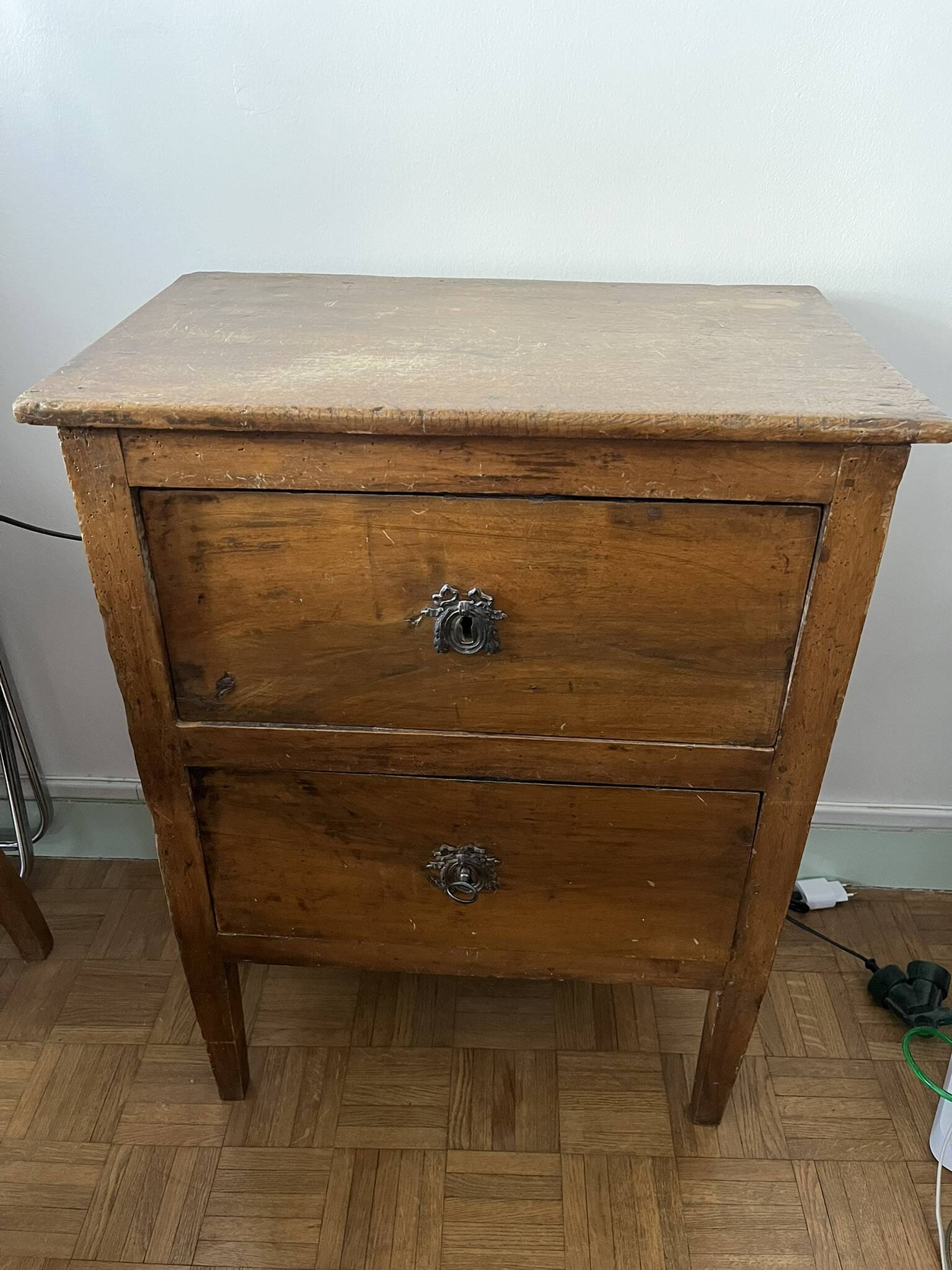 Table de chevet en bois massif d’origine fin du XVIIIe siècle (1780-1800)