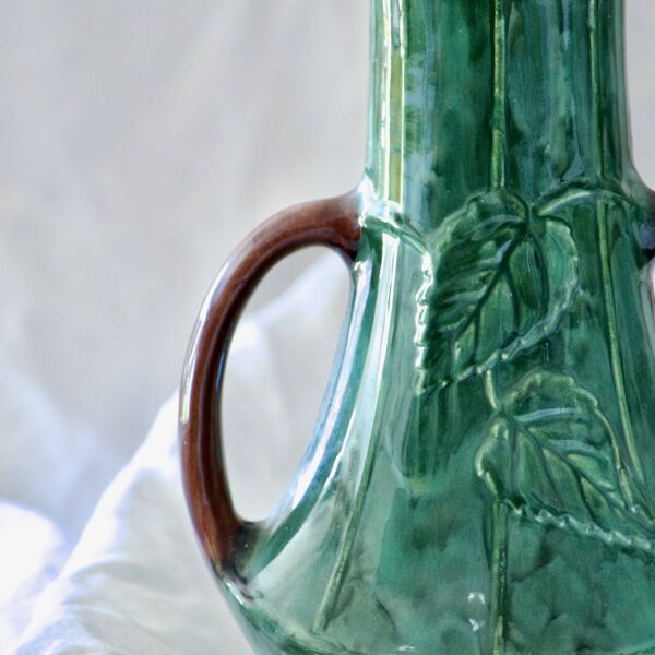 Vase ancien Art Nouveau XIXe en barbotine fleurs de Pensées