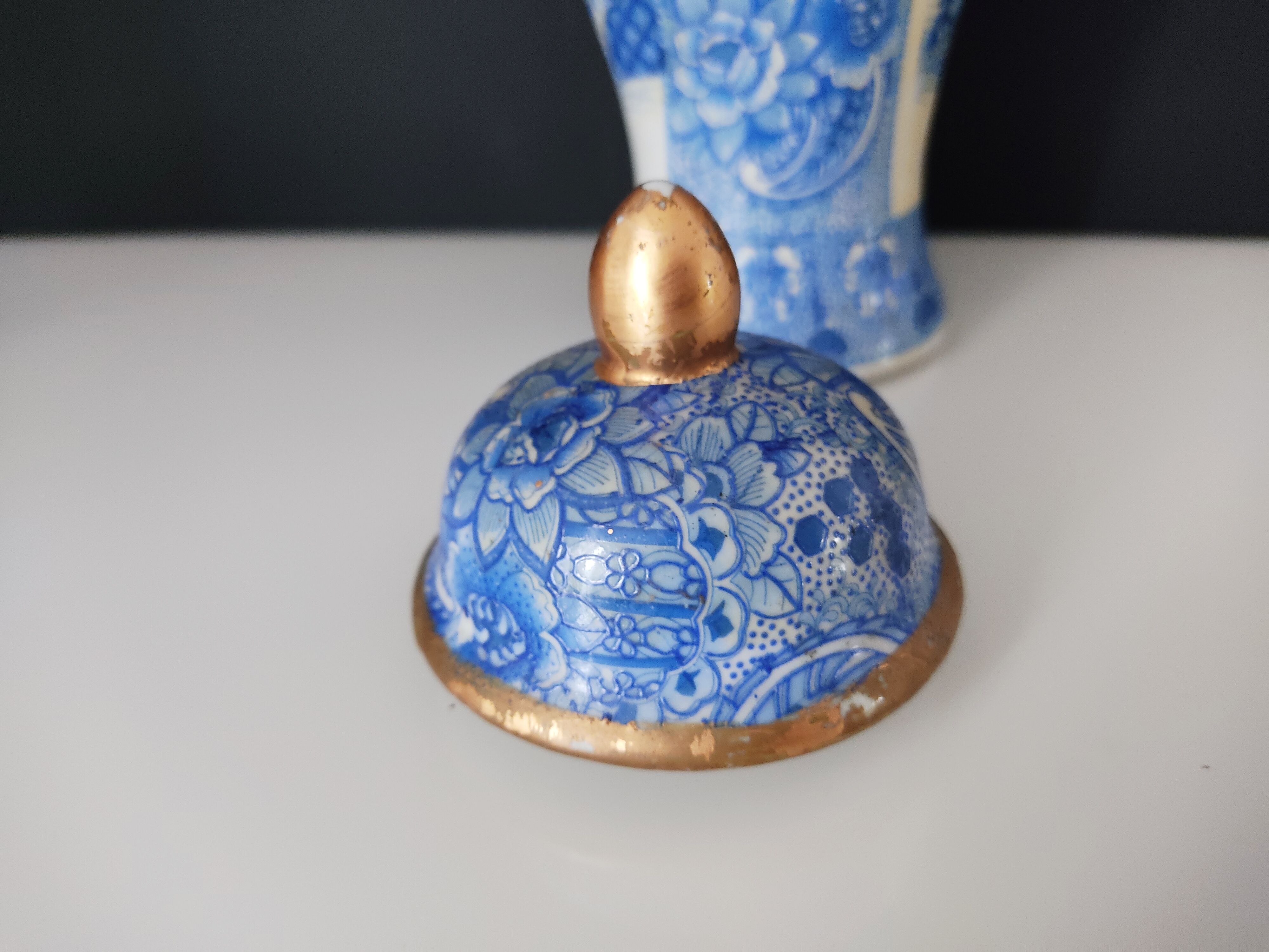 Covered vase with printed Asian décor