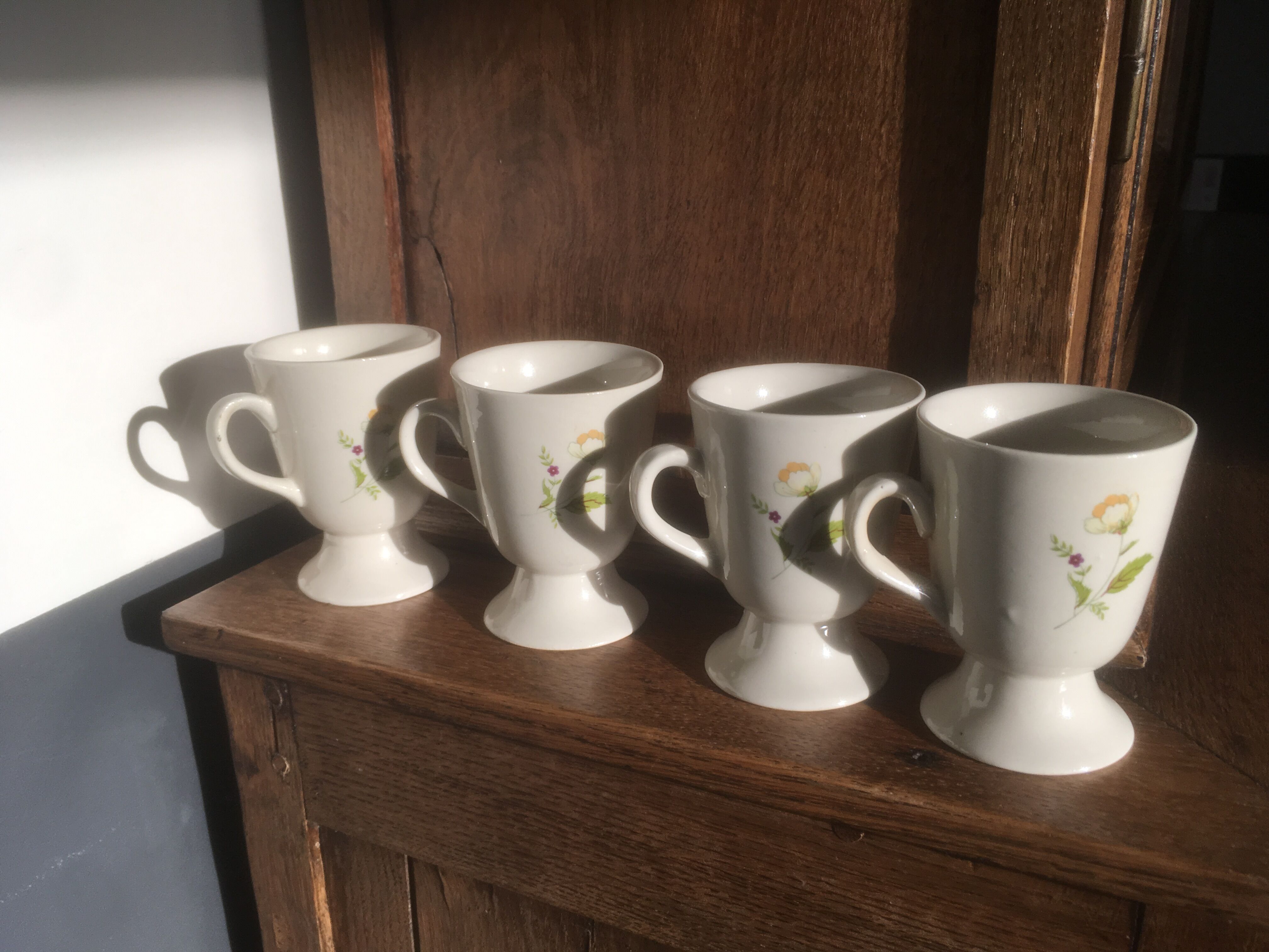 4 flowery coffee cups