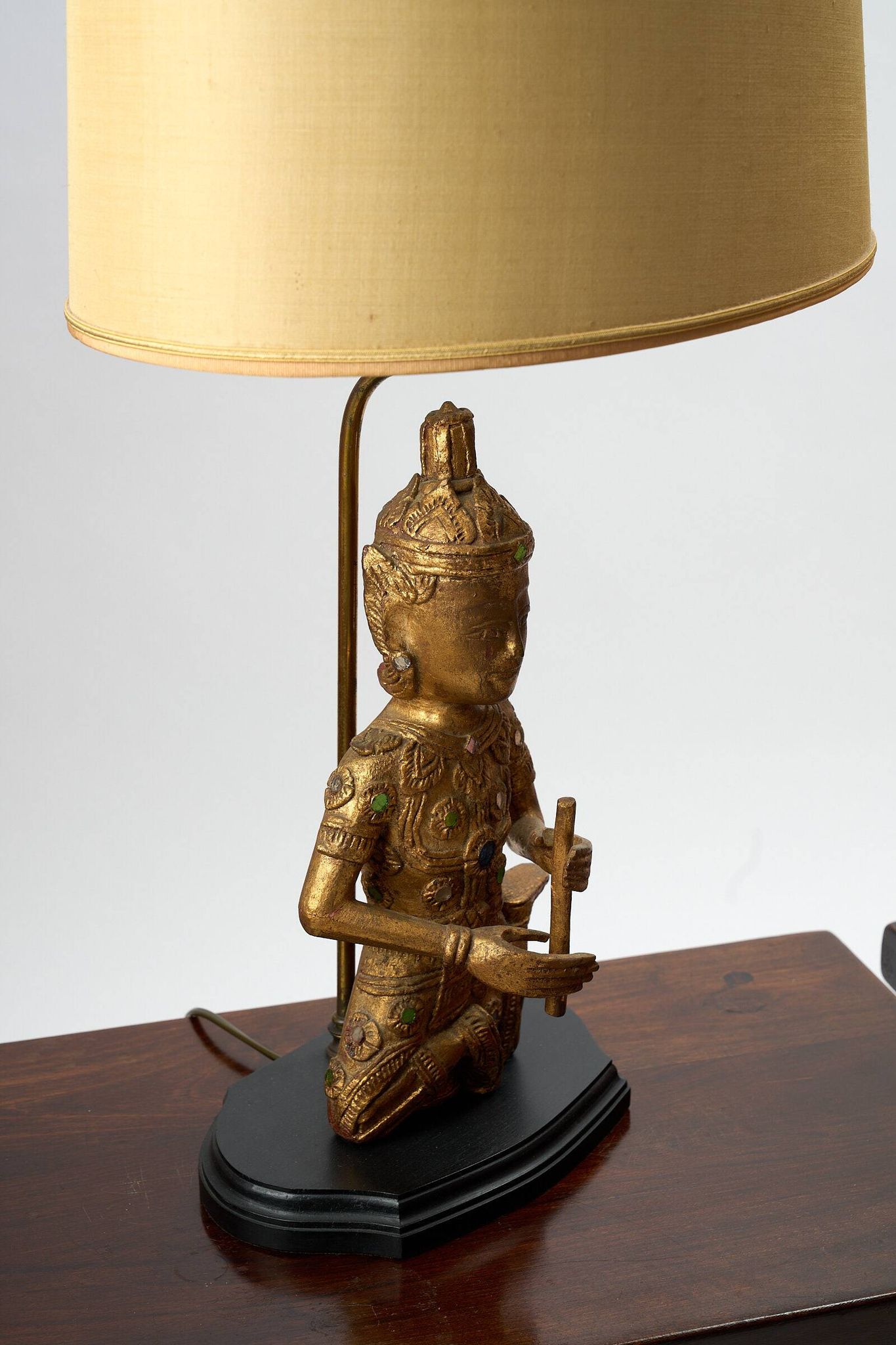 Paire de lampes  de table Bouddha en bois avec abat-jours