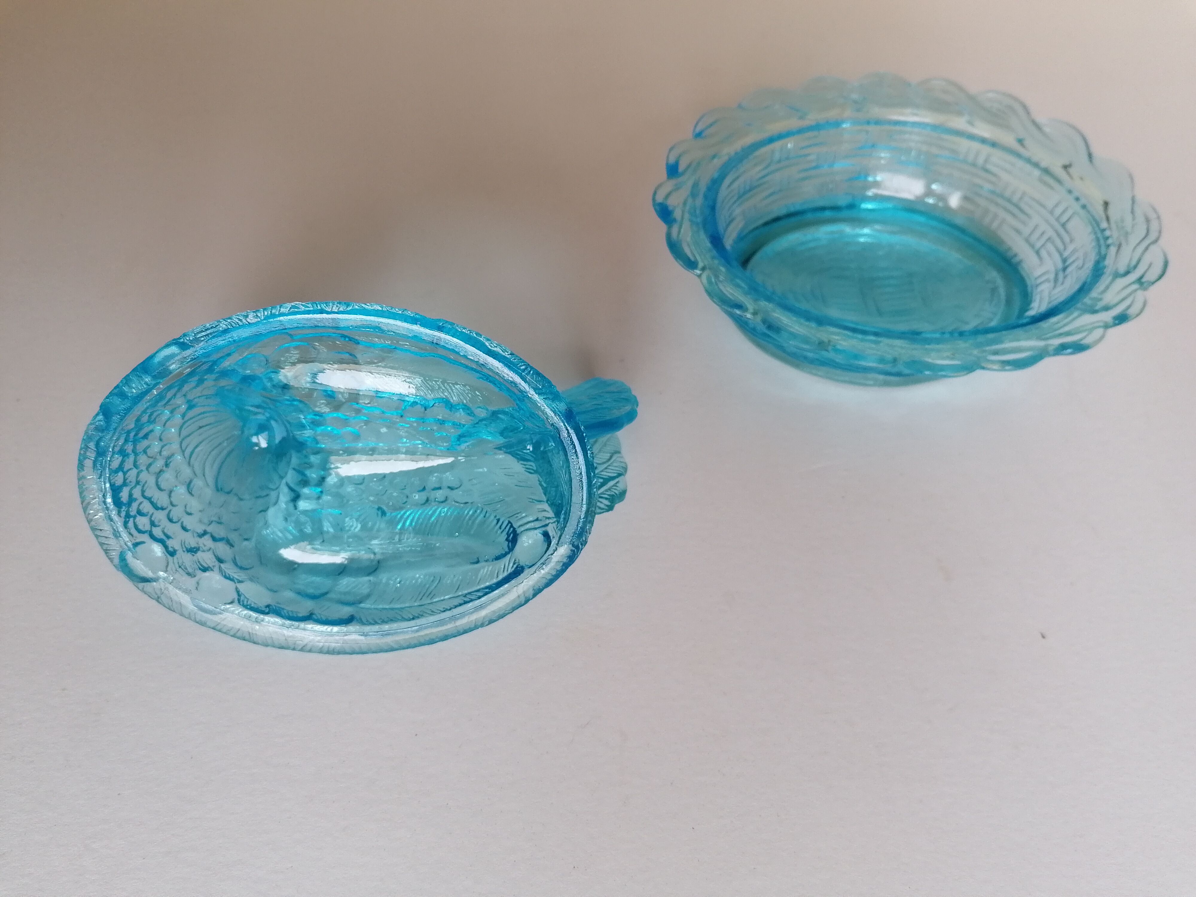 Poule en verre bleu