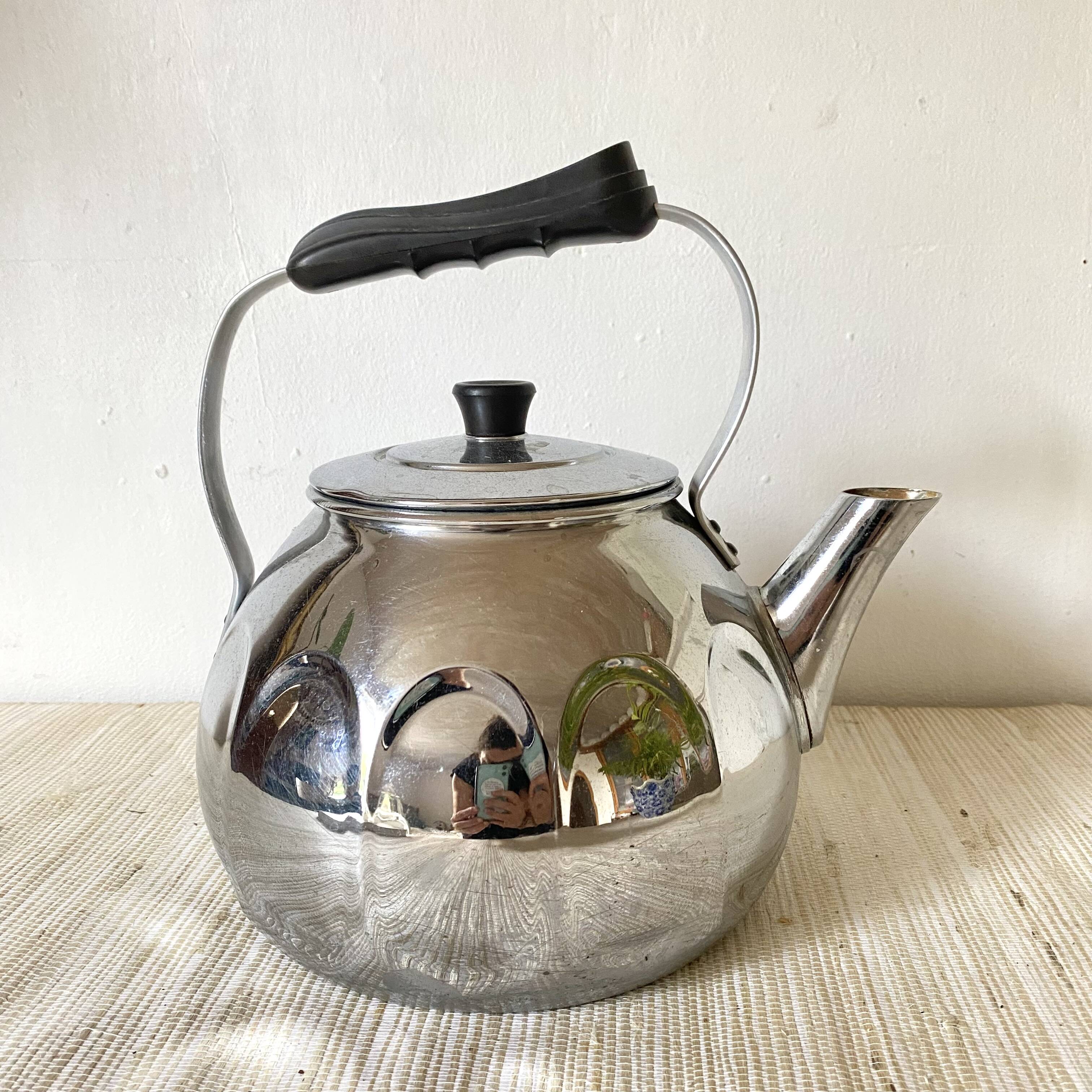 Vintage kettle in chrome metal and bakelite