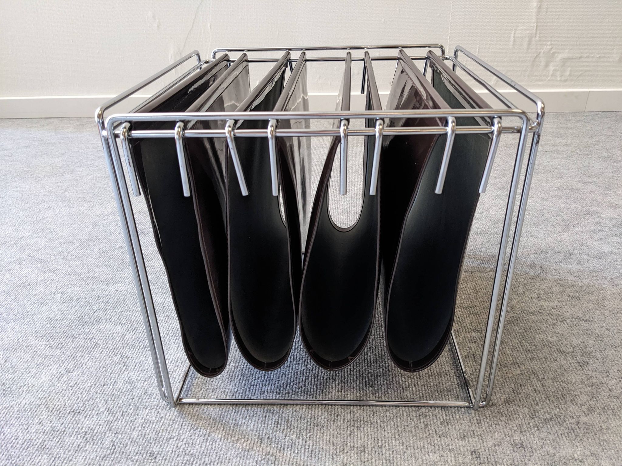 Magazine rack by Gérard Rignault for Group S.A, France around 1970.