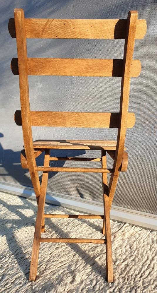 Foldable children's chair with beveled wooden slats