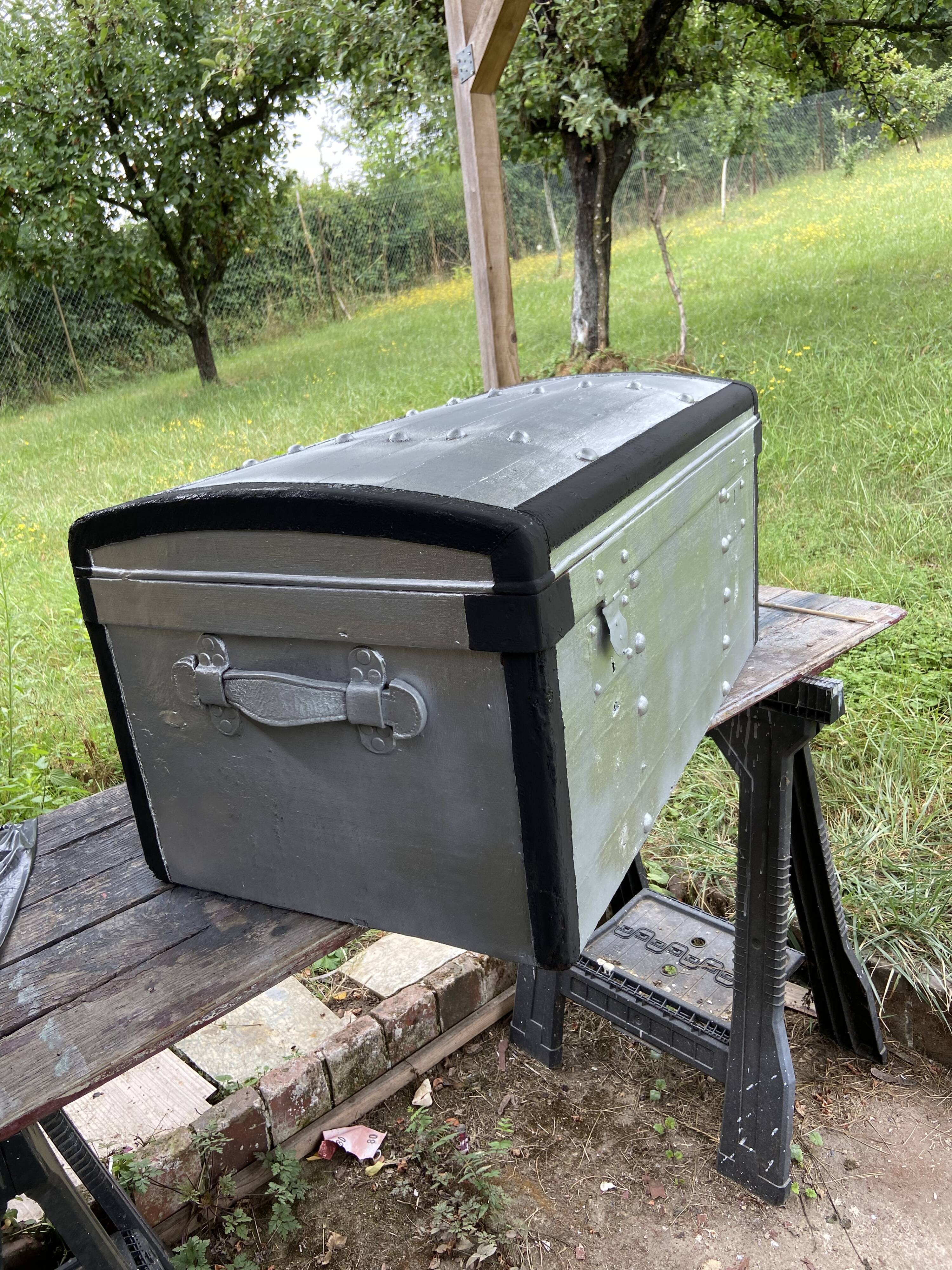Silver-coloured wooden trunk/chest