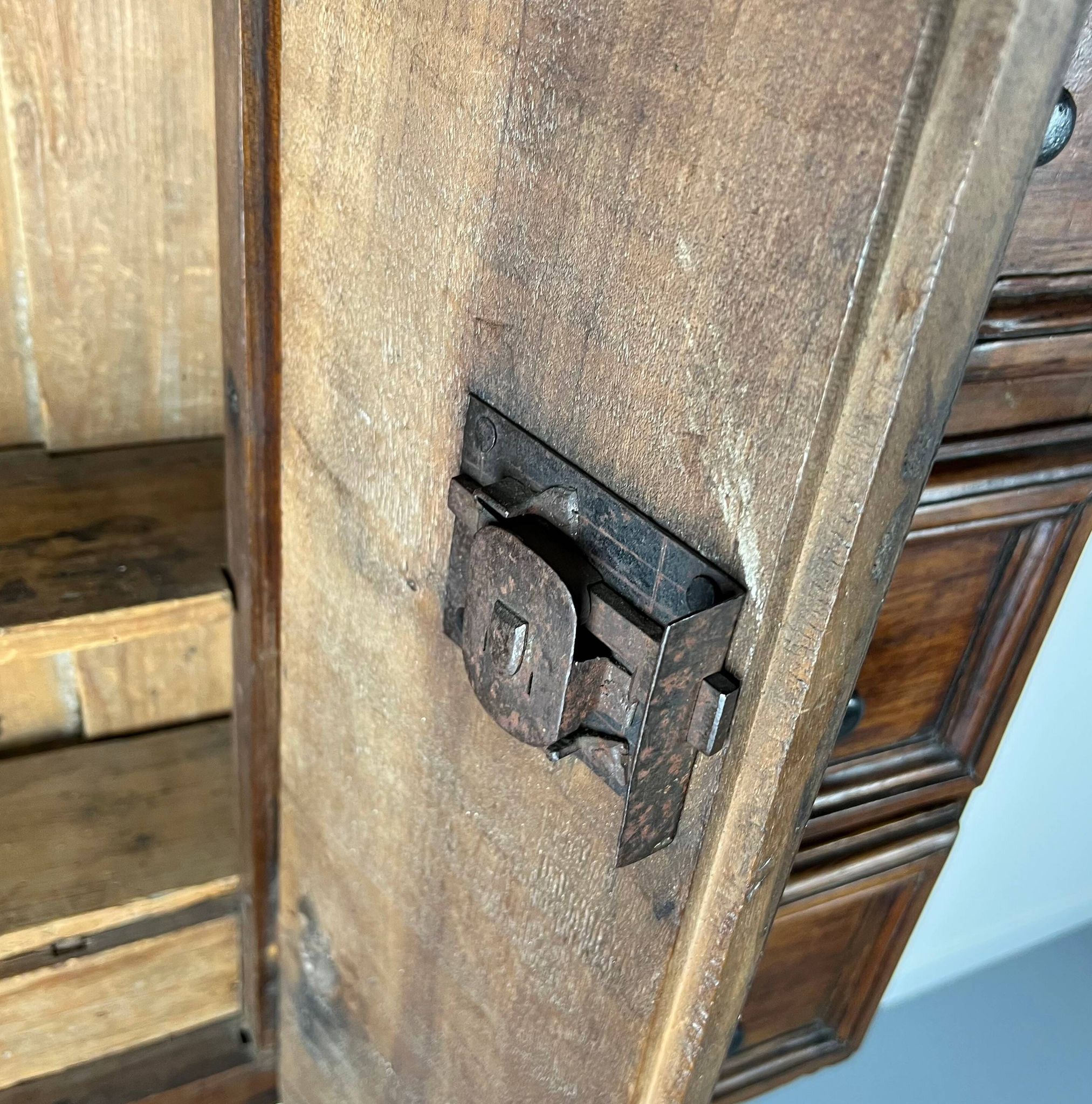 Walnut cabinet with 8 drawers Stipo Monetiere, Piedmont 17th century, furniture Italy 17th century
