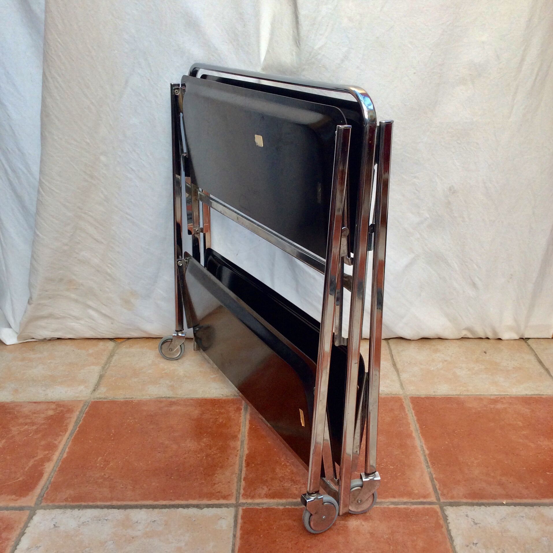 Folding dessert table rolling towards the 1970s numbered dimension: H -82cm- L-41cm- Pr-41cm-