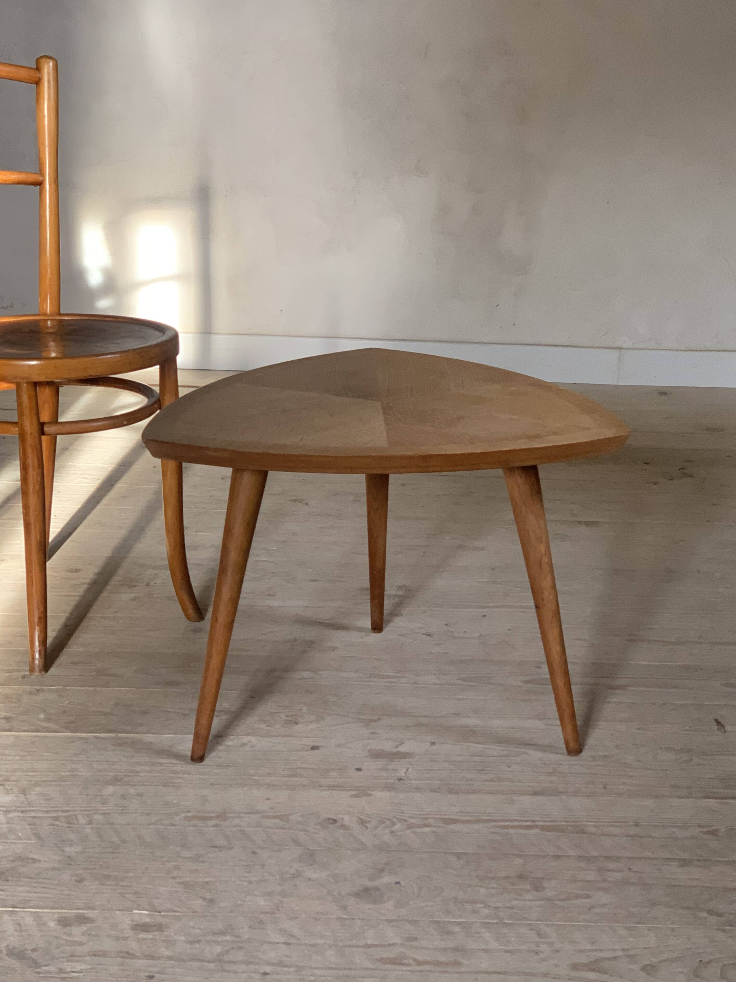 Table basse tripode forme feuille en chêne vintage