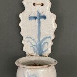 Font in earthenware eighteenth speckled decoration representing a cross