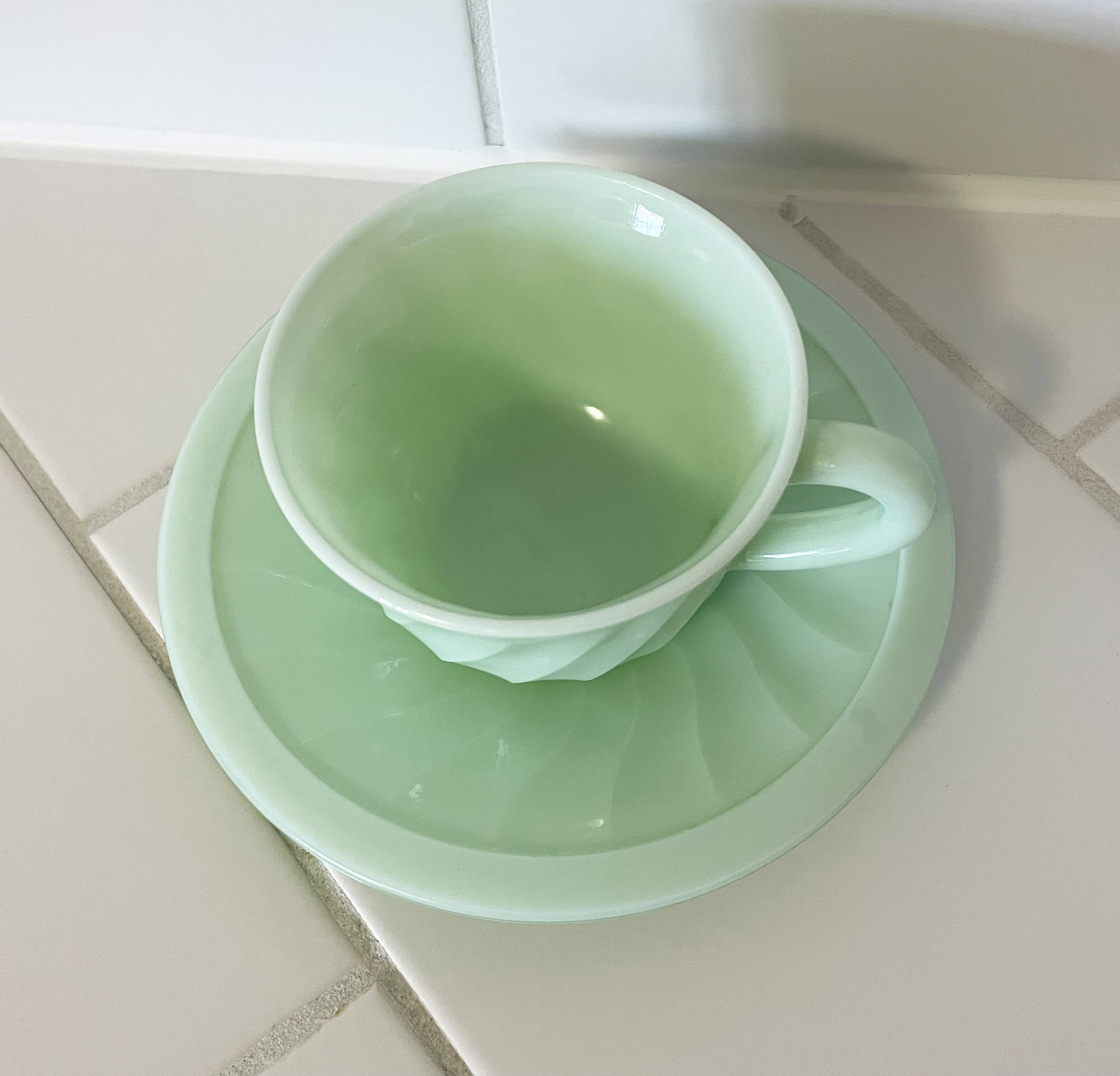 Tasse à thé et soucoupe en opaline vert menthe à motif tourbillon, fabriquées en France