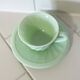 Tasse à thé et soucoupe en opaline vert menthe à motif tourbillon, fabriquées en France