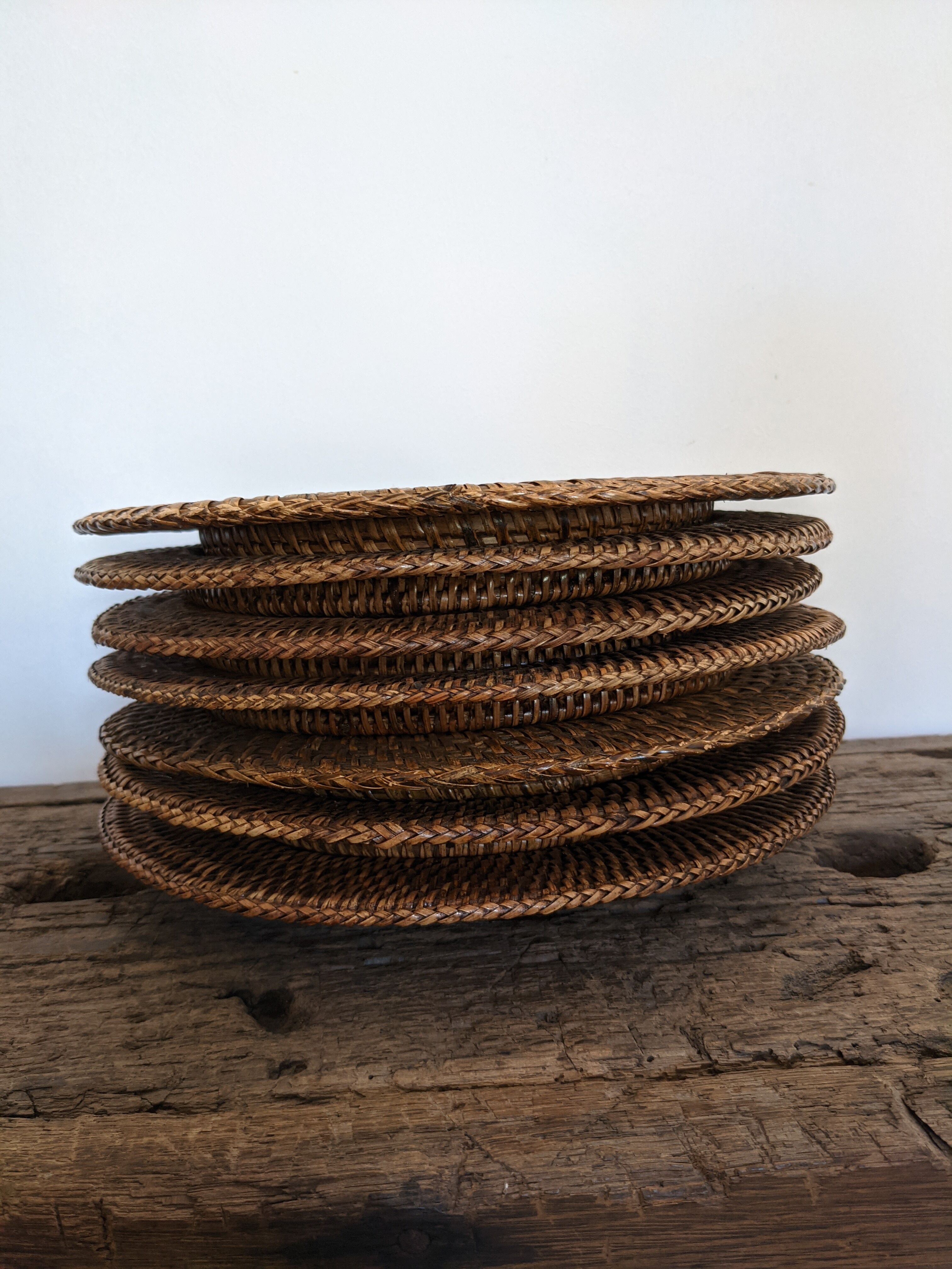 Set of 7 presentation plates in wicker rattan cannage