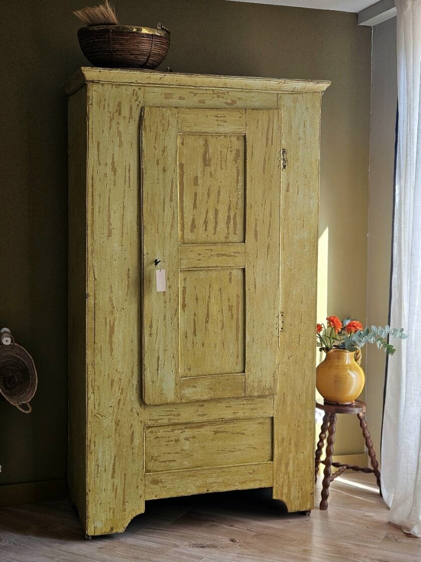19th-century bonnetière wardrobe | Claudia