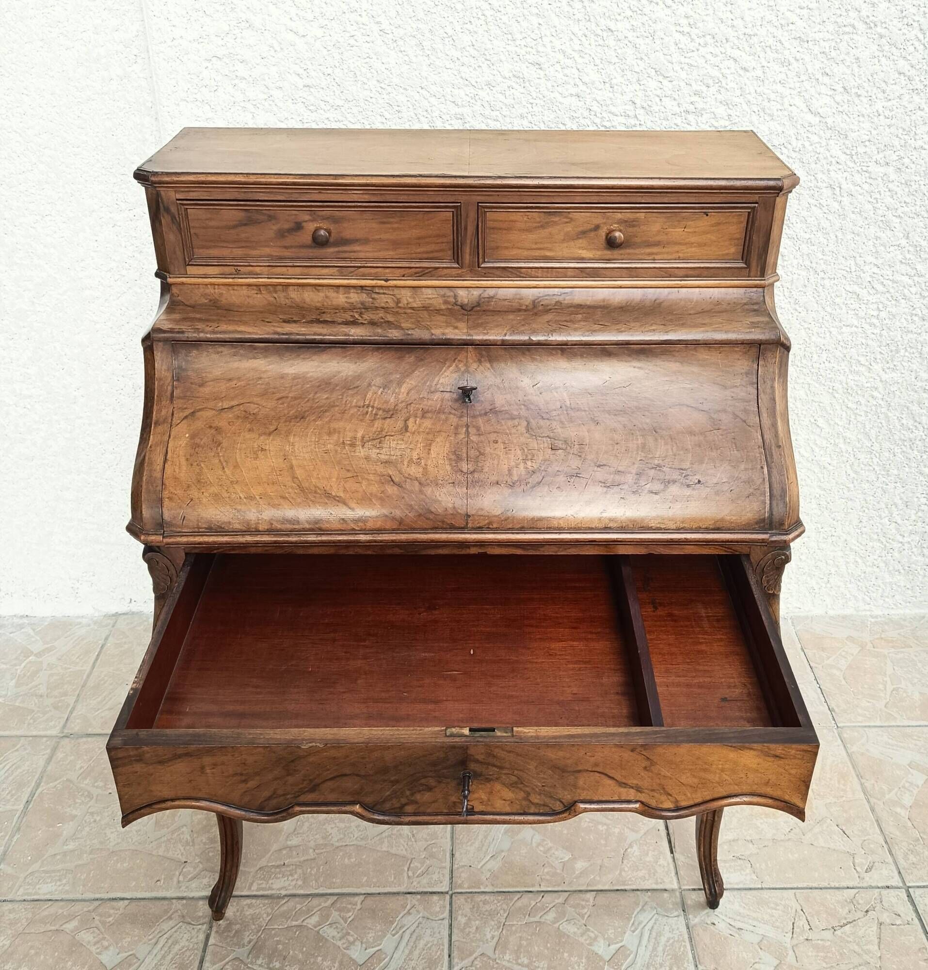 Louis XV slant-top desk in walnut, 19th century.