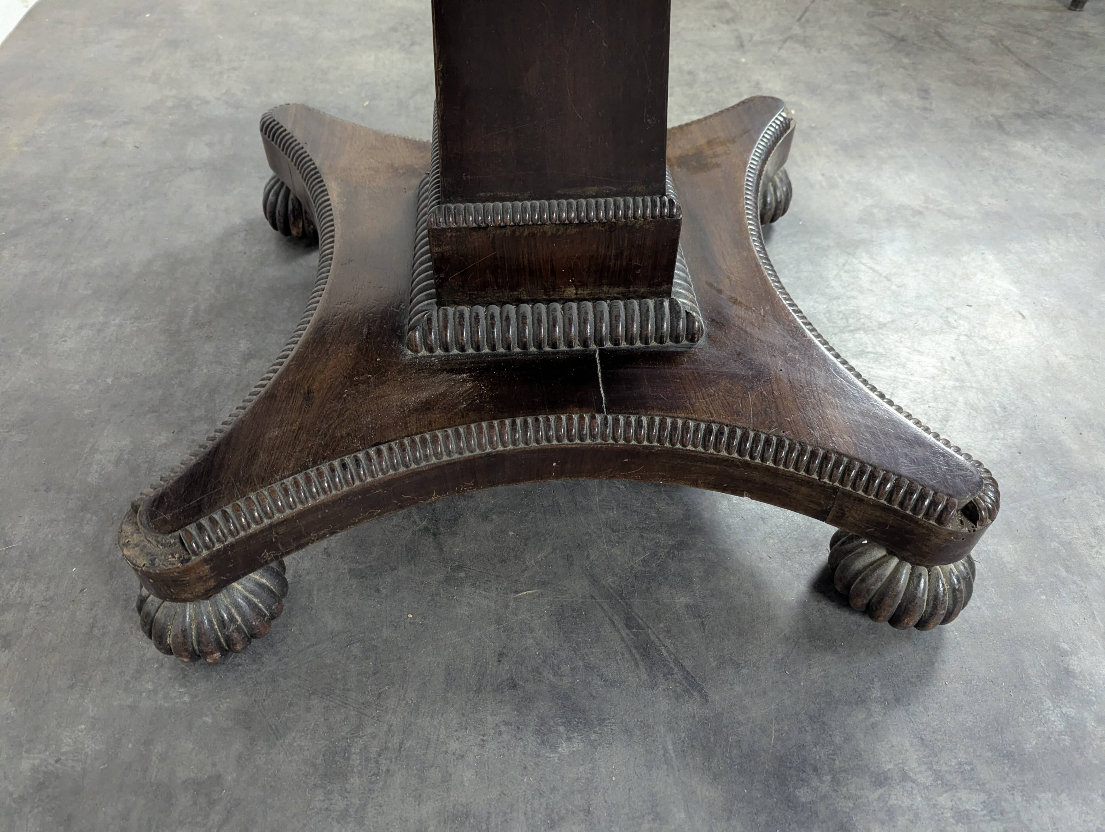 English guéridon table with a tilting top in mahogany, late 19th century.
