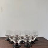Set of 9 digestive glasses with chiseled garnet art deco feet