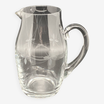 Carafe in fine chiseled glass