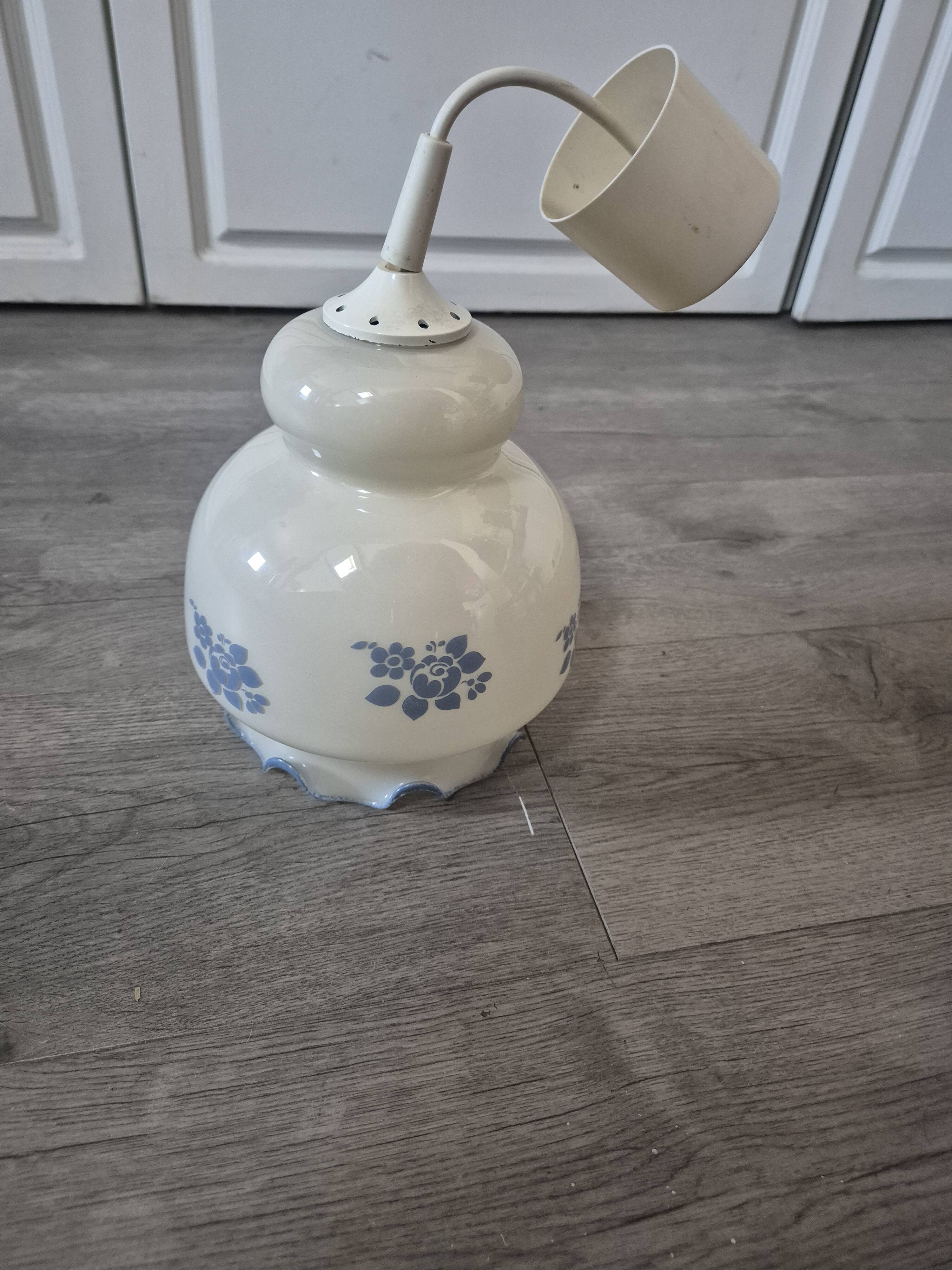 luminaire suspension vintage ceramique blanche fleurs bleue