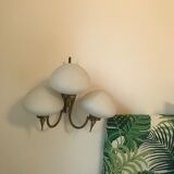 Applique en laiton, globe en opaline