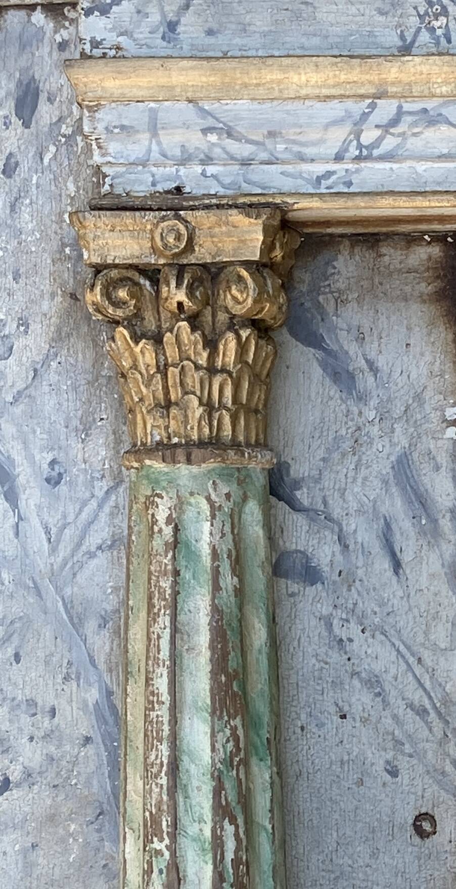 Miroir façade en bois sculpté, encadré de 2 colonnes et chapiteaux dorés