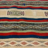 Tapis multicolores en laine