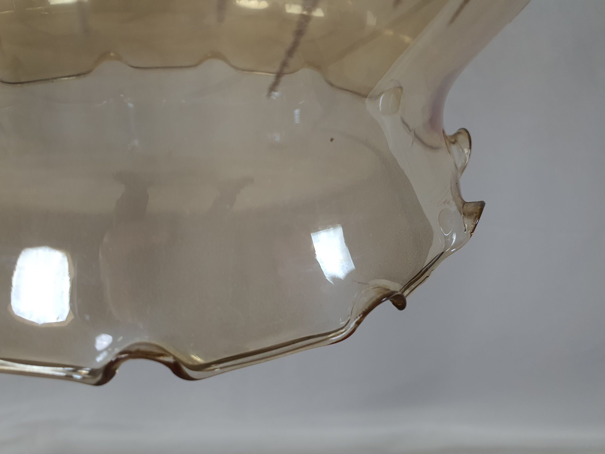 Lustre en verre travaillé et laiton