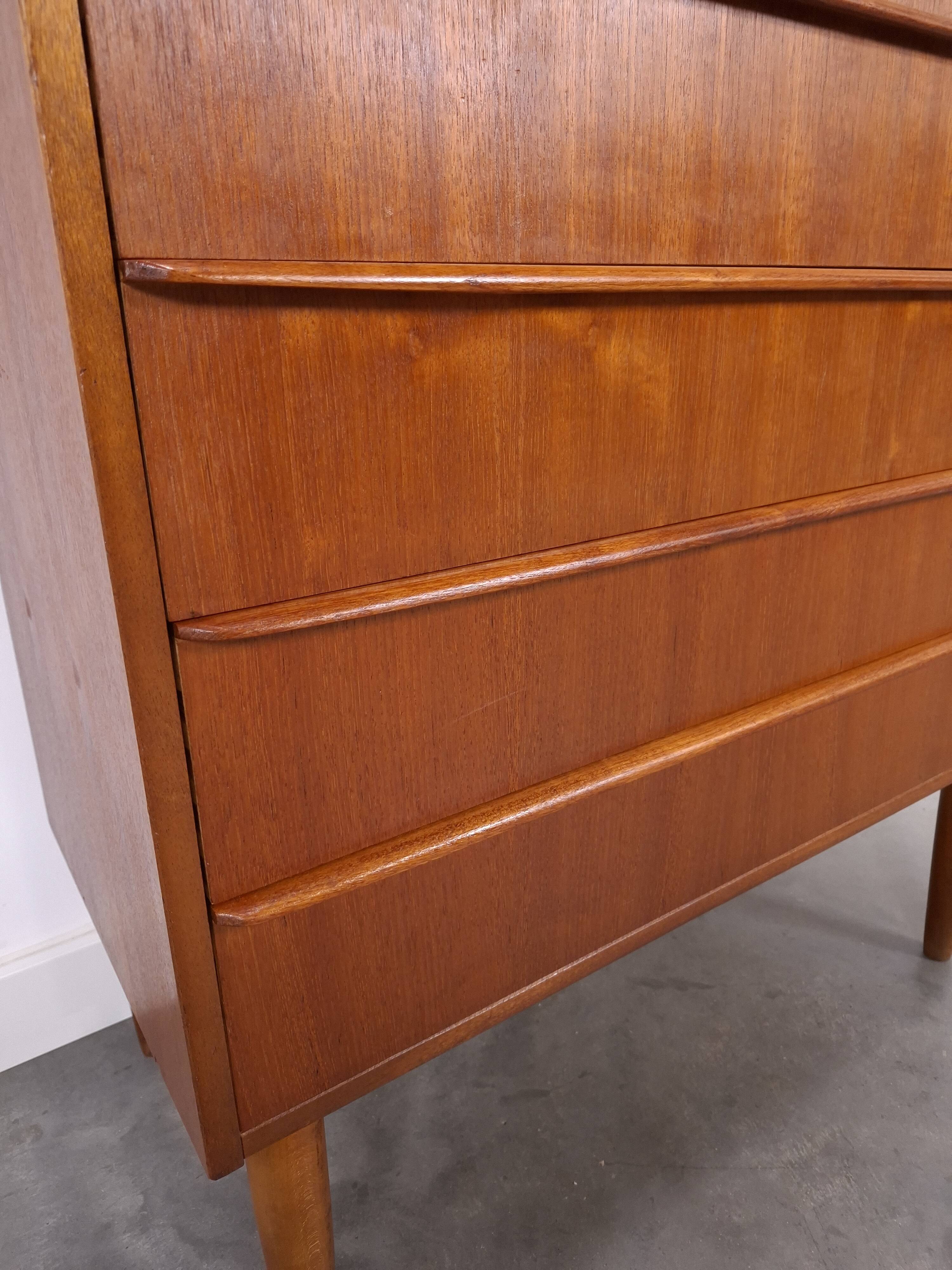 Commode en teck en provenance du Danemark avec 6 tiroirs.