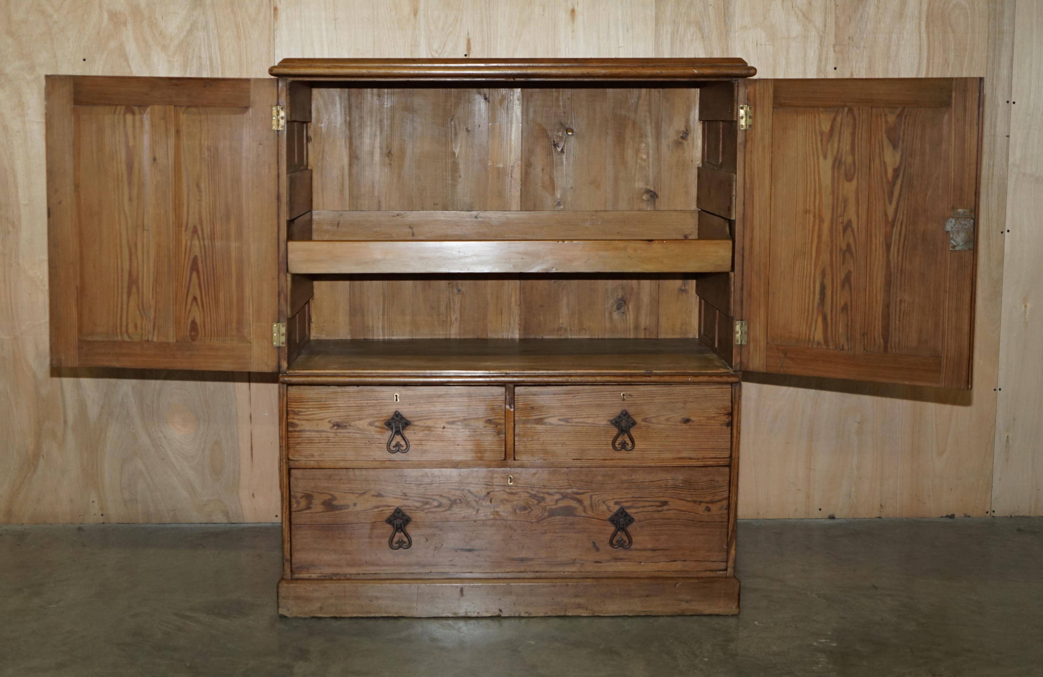 Buffet de gouvernante victorien antique en pin avec étagère coulissante
