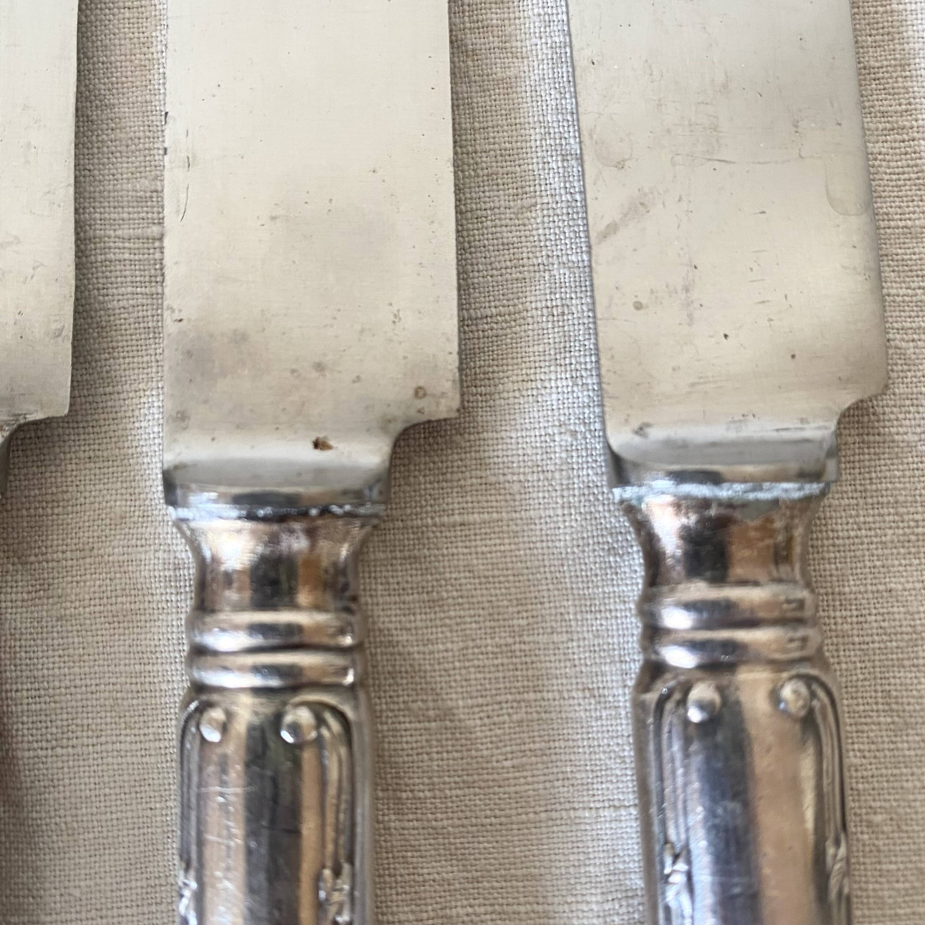Silver round knives with stainless steel blades