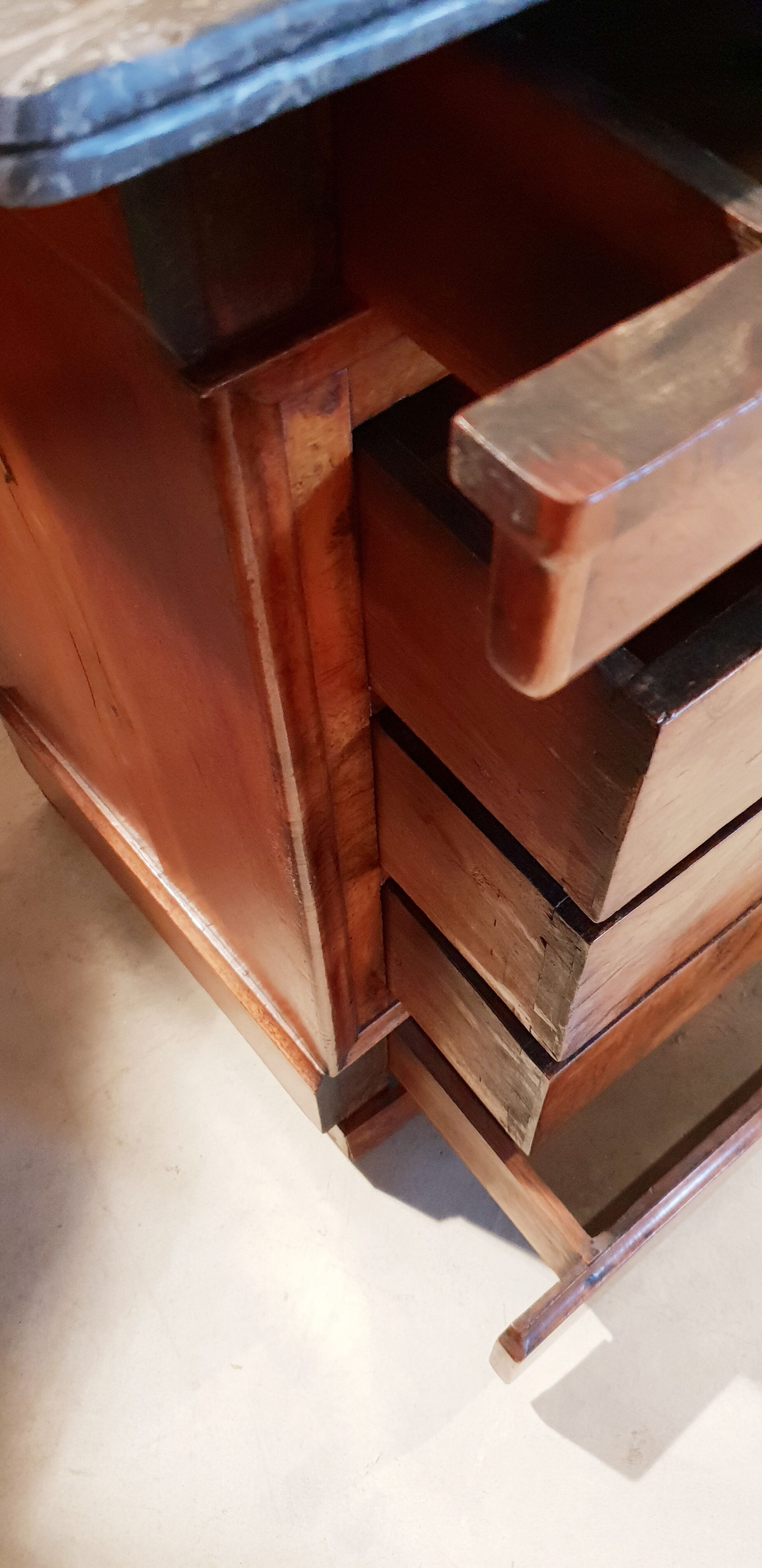 Louis Philippe dresser