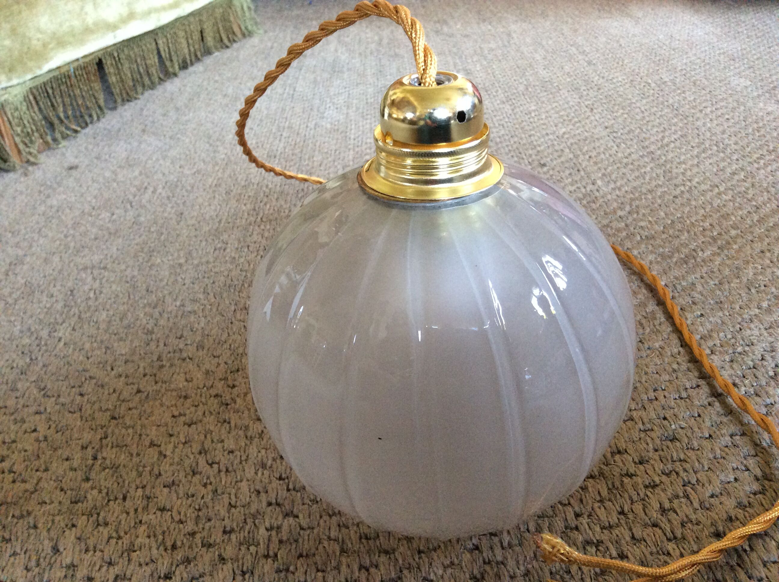 Glass ball suspension
