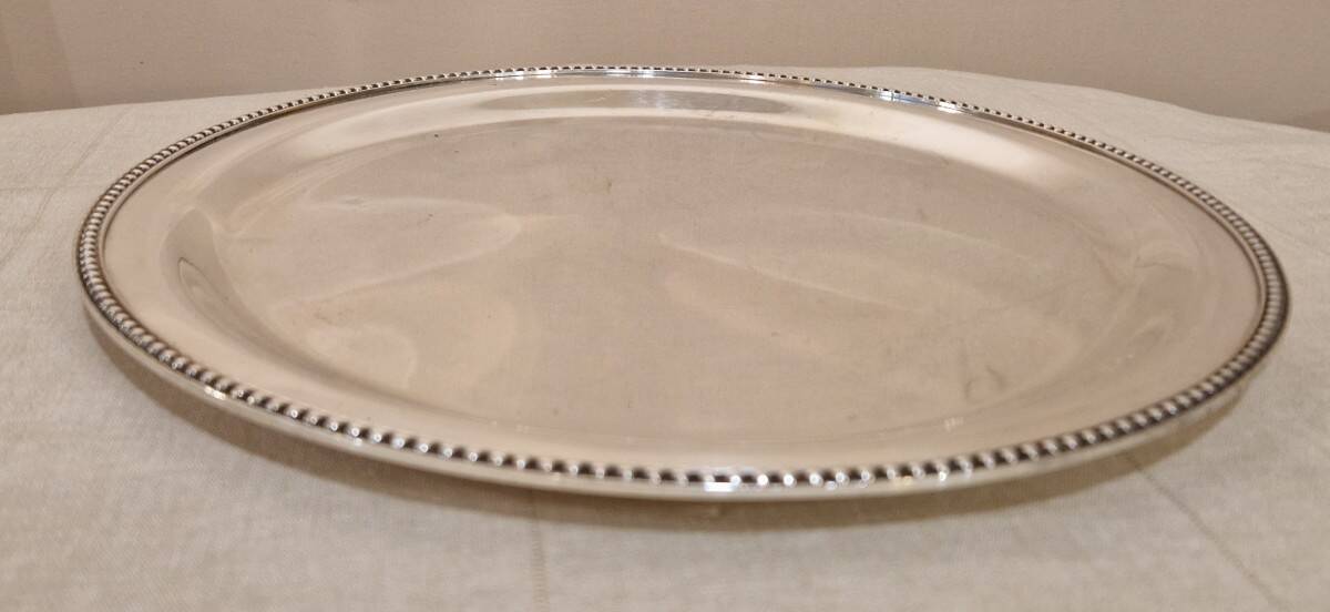 Round serving platter in silver-plated metal
