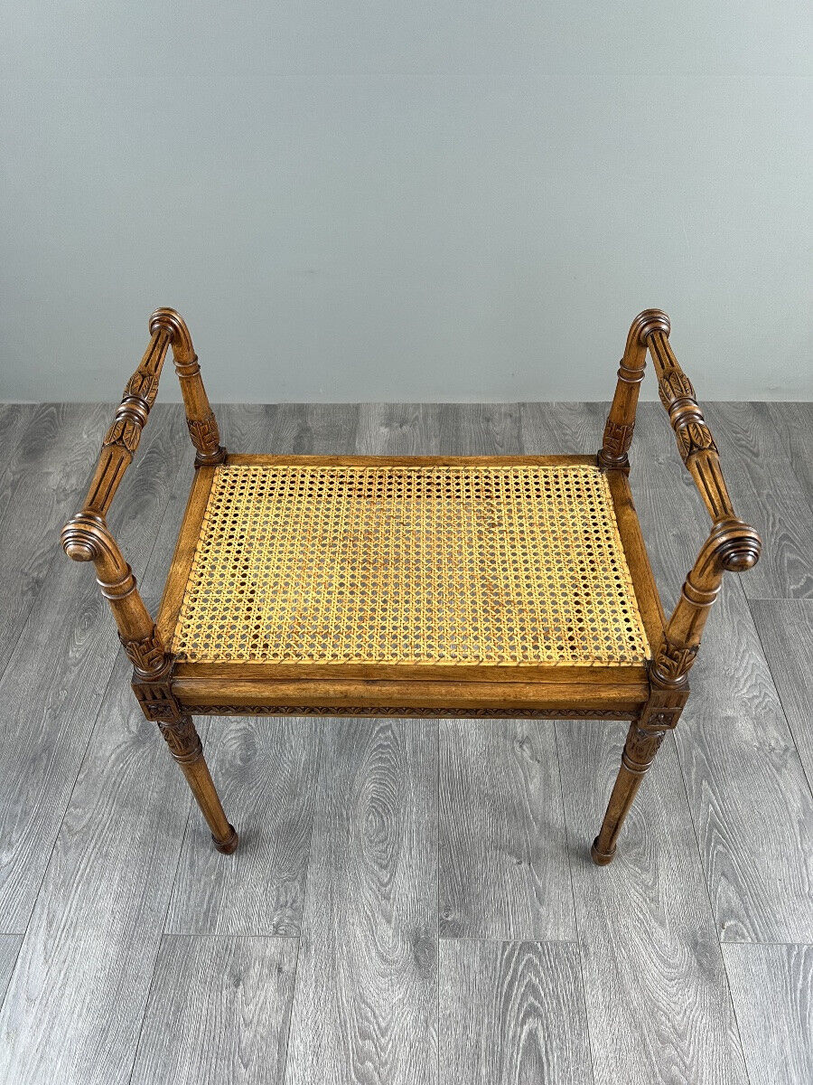 Banquette / tabouret en bois sculpté et cannage, XXe siècle