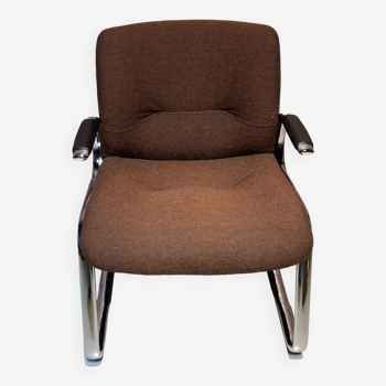 Fauteuil en métal et tissu de la marque Steelcase.