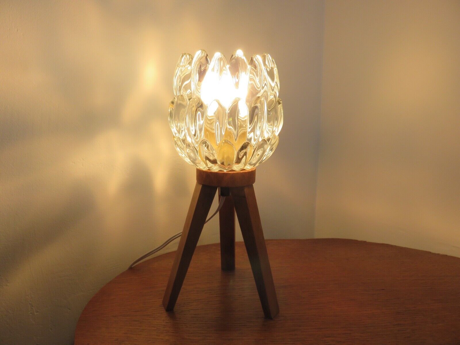 Tripod lamp in wood and glass J.T. Kalmar 1970 Austria