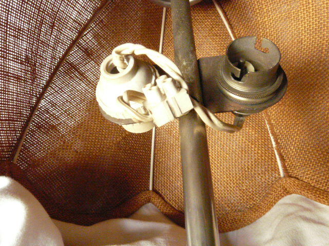 Metal table lamp and jute