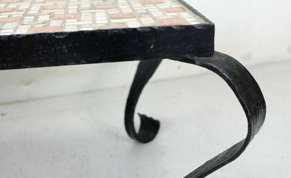 Table d'appoint des années 1960, support de plante en mosaïque du milieu du siècle avec cadre en fer forgé.